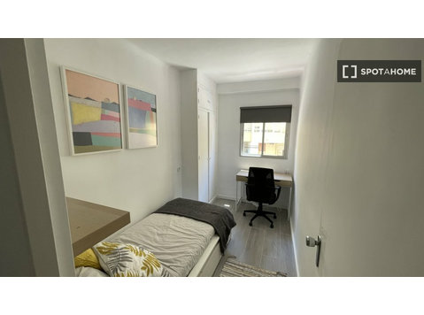 Segalerva, Malaga'da 4 yatak odalı dairede kiralık oda - Kiralık