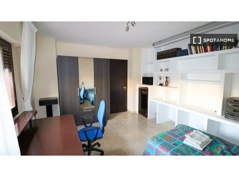 Se alquila habitación en piso de 5 habitaciones en Málaga - Alquiler