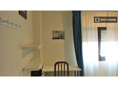 Malaga'da 5 yatak odalı dairede kiralık oda - Kiralık