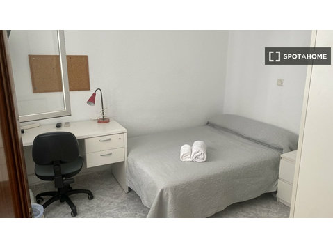 Se alquila habitación en piso de 8 habitaciones en Málaga - Alquiler