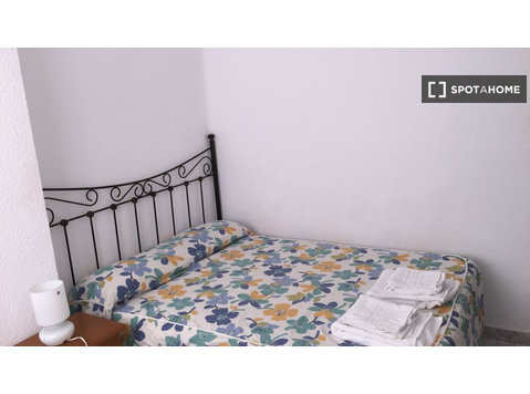 Malaga'da 8 yatak odalı dairede kiralık oda - Kiralık