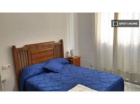 Alugo quarto em apartamento de 8 quartos em Málaga - Aluguel