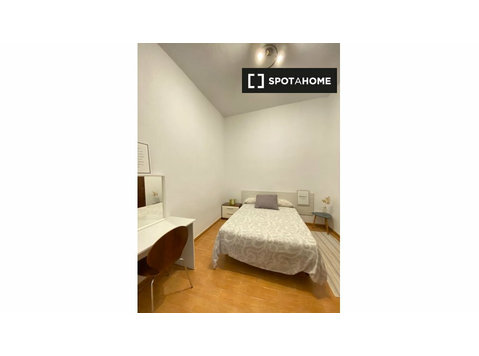 Stanza in appartamento con 3 camere da letto a Malaga - In Affitto