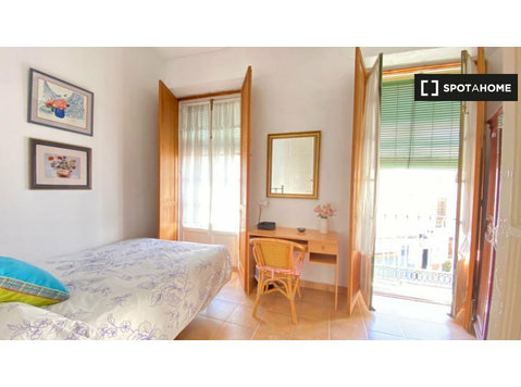 Malaga'da 4 yatak odalı dairede oda - Kiralık
