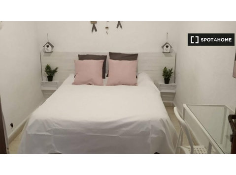 Camera in appartamento con 4 camere da letto a Malaga - In Affitto