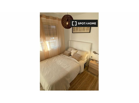 Rooms for rent in 3-bedroom apartment in Málaga - Til leje