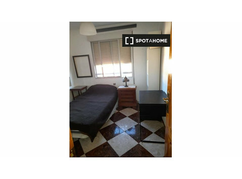 Rooms for rent in 4-bedroom apartment in Martiricos - La Roc - 空室あり