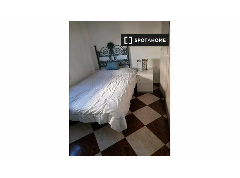 Rooms for rent in 4-bedroom apartment in Martiricos - La Roc - Ενοικίαση