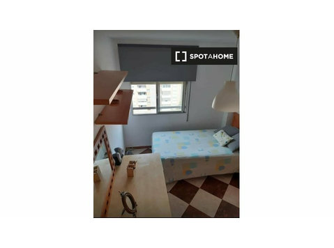 Rooms for rent in 4-bedroom apartment in Martiricos - La Roc - Под Кирија
