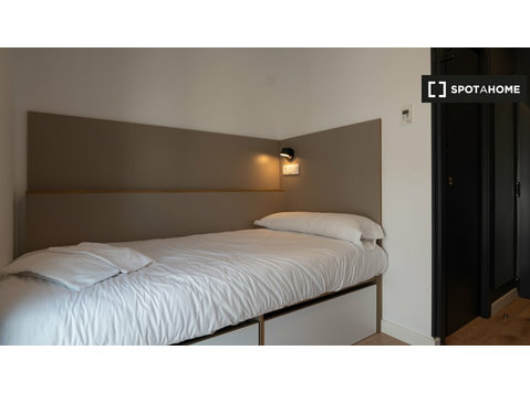 Chambre simple à louer dans une résidence à Malaga - À louer
