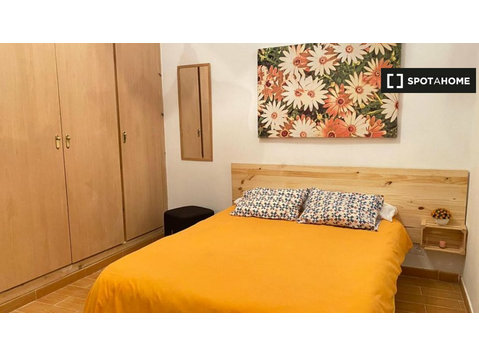 Malaga'da 3 yatak odalı dairede geniş oda - Kiralık