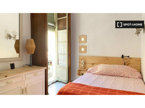 Spacious room in 4 bedroom apartment in  Malaga - Annan üürile
