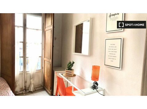 Spacious room in 4-bedroom apartment in  Malaga - Til leje