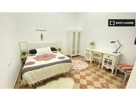 Malaga'da 4 yatak odalı dairede geniş oda - Kiralık