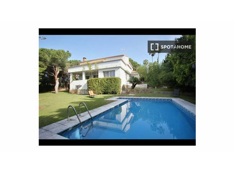 Villa de 5 dormitorios con piscina y jardín en Marbella - Pisos