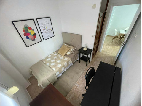 Calle Segismundo Moret Hab 1 - Apartments