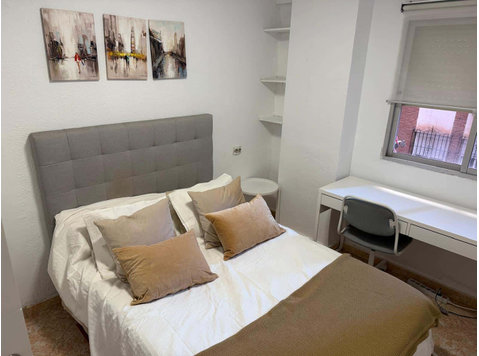 Calle Segismundo Moret Hab 2 - Apartments