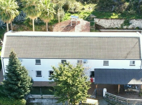 Finca in Ronda with a plot of 9.800.000m2 - Houses