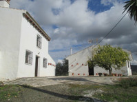 Several houses in Almogia
