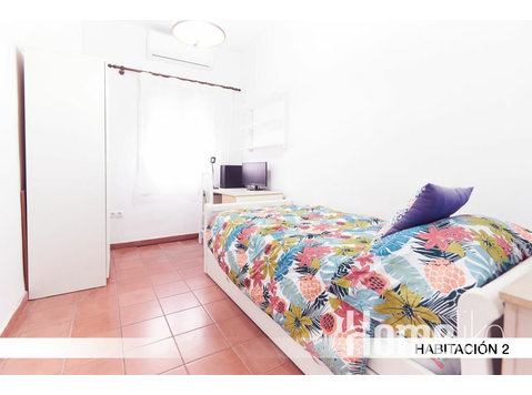 3-Zimmer-Wohnung in der Calle Bami 11, Sevilla - WGs/Zimmer