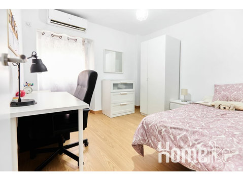 3 bedroom apartment on Calle Tarfia 11, Seville - Flatshare