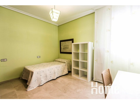 Piso de 4 habitaciones en Calle Hernan Ruiz 21, Sevilla - Pisos compartidos