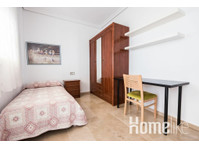 4 bedroom apartment at Calle Hernan Ruiz 21, Seville - Общо жилище