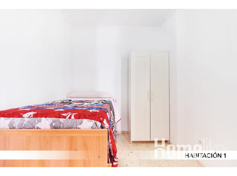 5 bedroom apartment on Calle Farmacéutico Murillo Herrera… - Pisos compartidos