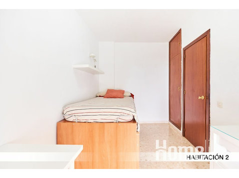 5 bedroom apartment on Calle Farmacéutico Murillo Herrera… - Комнаты