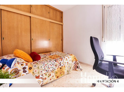 5 bedroom apartment on Calle Farmacéutico Murillo Herrera… - Pisos compartidos
