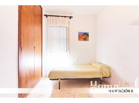 5-Zimmer-Wohnung in der Calle Farmacéutico Murillo Herrera… - WGs/Zimmer
