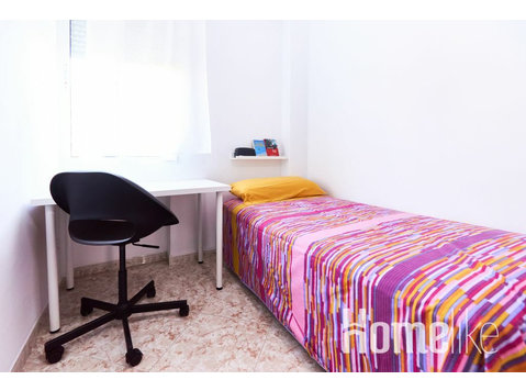 Comfortable room in Seville - Kimppakämpät