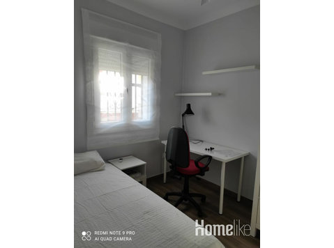 Private Room In Apartment - Flatshare