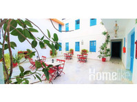 Private and colorful double room in the centre of Seville - Комнаты