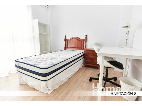 5-Zimmer-Wohnung in der Calle Afán de Ribera 104, Sevilla - WGs/Zimmer