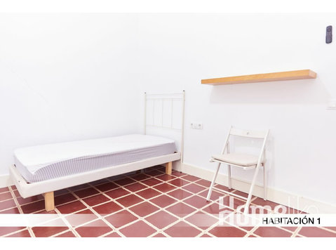 Piso de 5 habitaciones en Avenida Reina Mercedes 57, Sevilla - Pisos compartidos