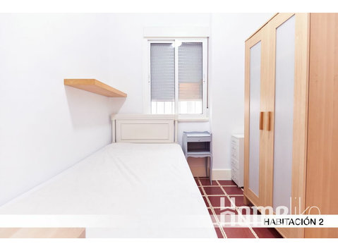 Appartement met 5 slaapkamers aan de Avenida Reina Mercedes… - Woning delen