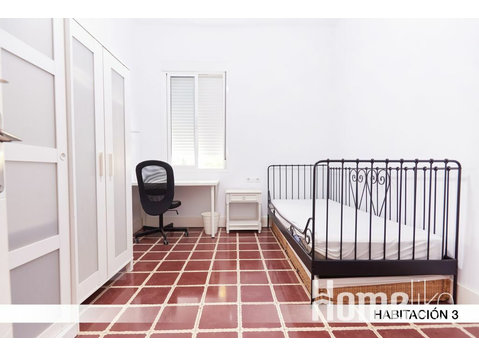 Piso de 5 habitaciones en Avenida Reina Mercedes 57, Sevilla - Pisos compartidos