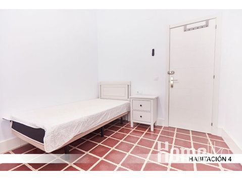 5-Zimmer-Wohnung in der Avenida Reina Mercedes 57, Sevilla - WGs/Zimmer