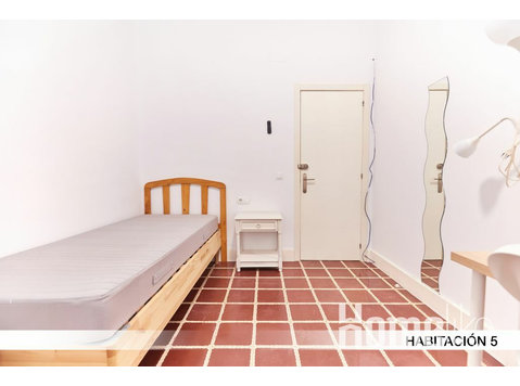 Appartement met 5 slaapkamers aan de Avenida Reina Mercedes… - Woning delen