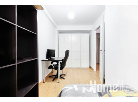 Private room in shared apartment in Seville - Общо жилище