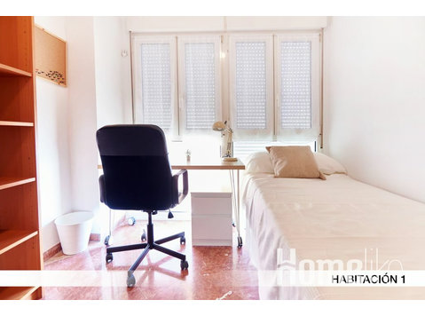 Private room in shared apartment in Seville - Комнаты