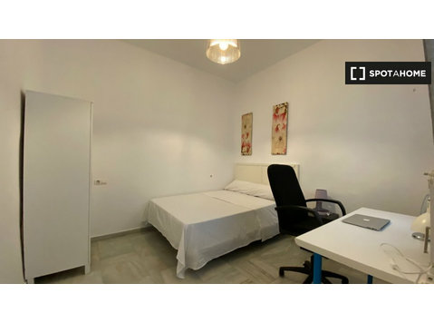 Bedroom in 3-bedroom apartment in Seville - For Rent