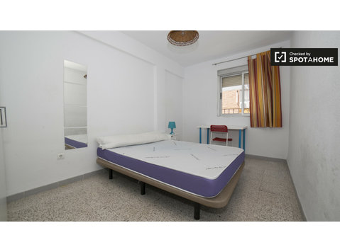 Bedroom in 3-bedroom apartment in Triana, Seville - Аренда