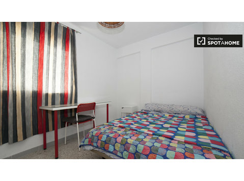 Großes Zimmer in 3-Zimmer-Wohnung in Triana, Sevilla - Zu Vermieten