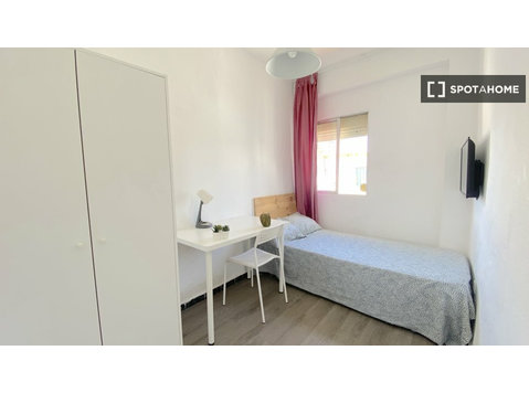 Bright and sunny room equipped for students - For Rent