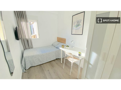 Bright and sunny room equipped for students - Под наем