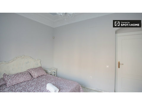 Bright room in 12-bedroom house, El Porvenir, Sevilla - For Rent