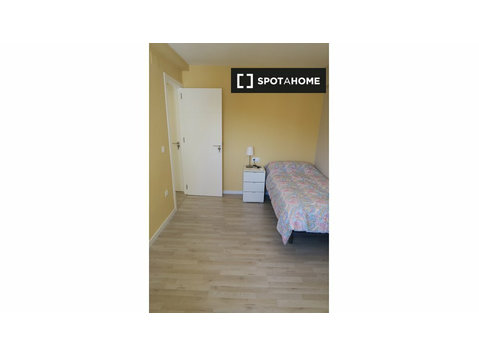 Bright room in 4-bedroom apartment in Triana, Seville - De inchiriat