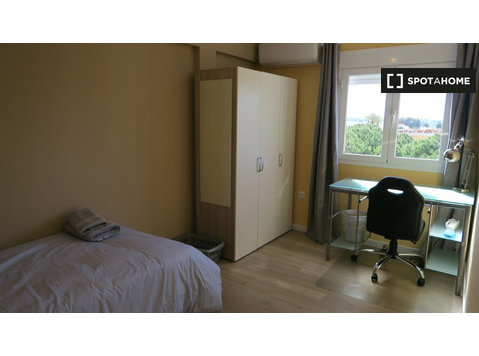 Camera luminosa in appartamento con 4 camere da letto a… - In Affitto